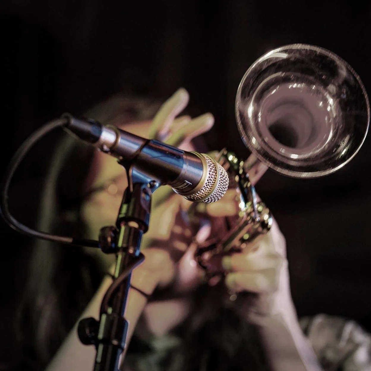 Shure BETA 57A Microphone D'Instrument - Micro-Micro-Dynamique Supercardioïde pour Les Applications Vocales et Instrumentales avec Un Élément Néodyme à Haute Puissance