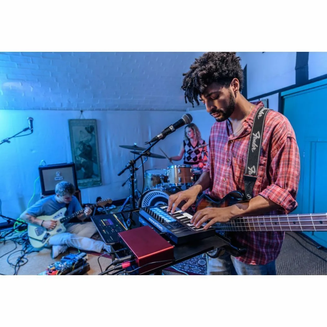 Novation Launchkey Mini 25 [MK4] — clavier maître MIDI USB portable de 25 mini-touches avec intégration aux STAN. Mode Chord, mode Scale et arpégiateur. Bundle de logiciels musicaux fourni.