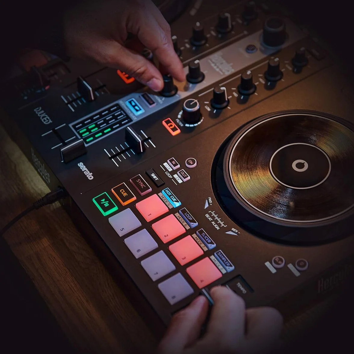 Hercules DJControl Inpulse 300 MK2 – Contrôleur DJ USB 2 Voies pour Débuter – Inclus Serato DJ Lite & DJUCED – Fonction Beatmatch Guide – 16 Pads & Carte Son Intégrée – Noir