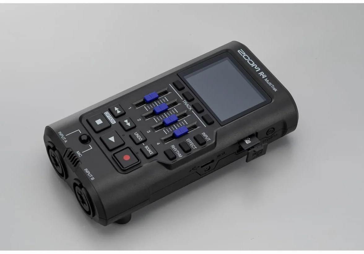 Zoom R4 Enregistreur 4 pistes en 32 bits avec bounce stéréo, 6 entrées XLR + 2 entrées XLR-jack, microphone intégré, effets, rythmes de batterie, interface audio USB, pour composition musicale