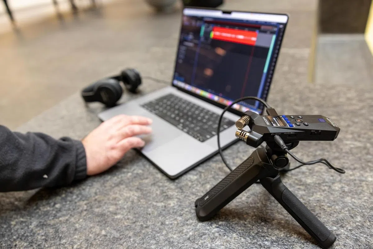 Zoom H1essential Ensemble enregistreur audio portable 2 pistes 32 bits avec APH-1e avec pare-brise poilu, coque rembourrée, adaptateur secteur et câble USB C