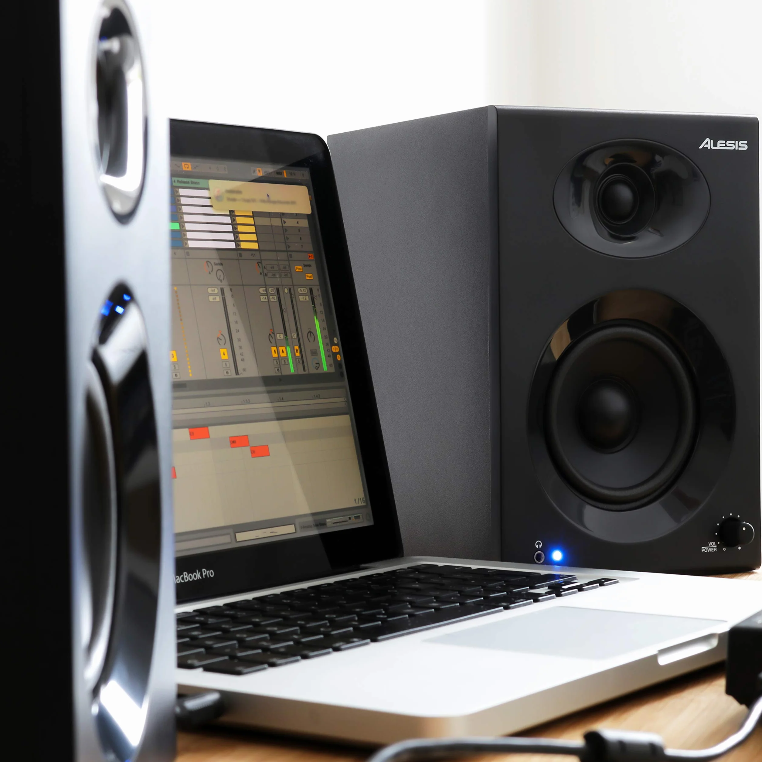 Alesis Elevate 3 MKII - Paire d'Enceintes PC Actives pour Monitoring Studio, Montage Vidéo, Gaming, Musique ou pour les Brancher à Votre Piano Numérique ou Clavier Maître