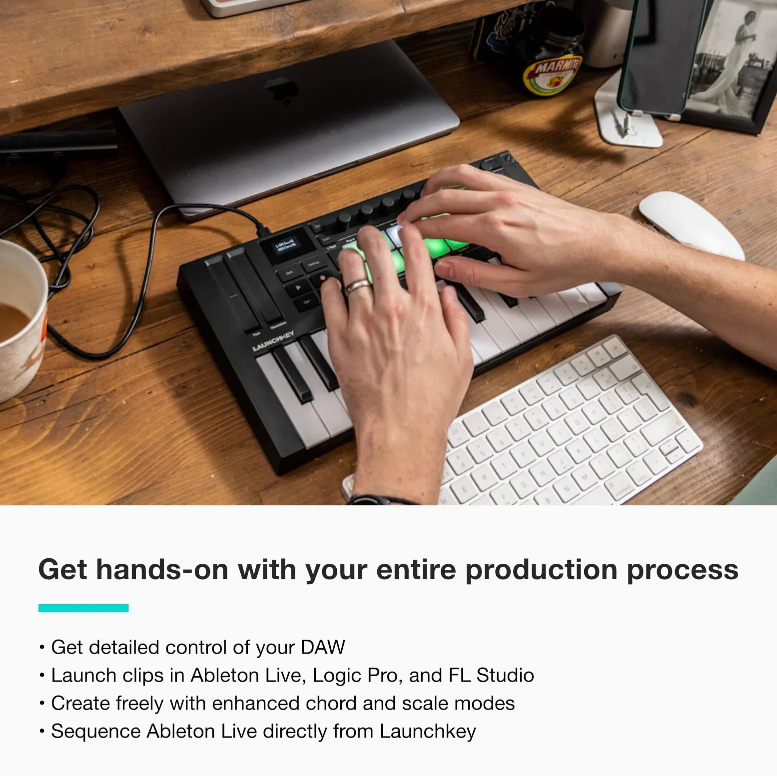 Novation Launchkey Mini 25 [MK4] — clavier maître MIDI USB portable de 25 mini-touches avec intégration aux STAN. Mode Chord, mode Scale et arpégiateur. Bundle de logiciels musicaux fourni.