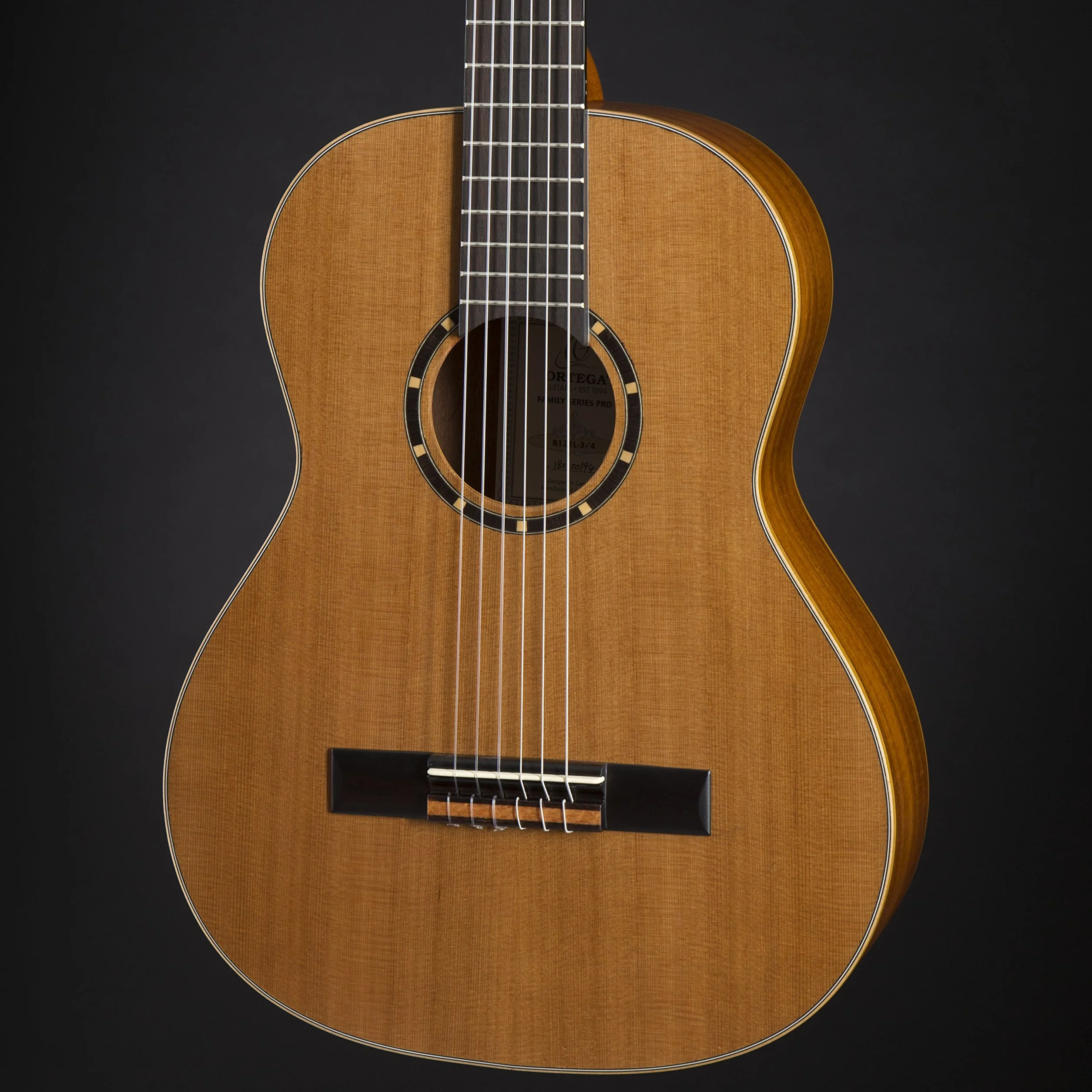 Ortega Guitars Guitare Classique Gaucher – 3/4 – Family Series – Housse Incluse – Cèdre / Acajou, Naturel (R122L-3/4)