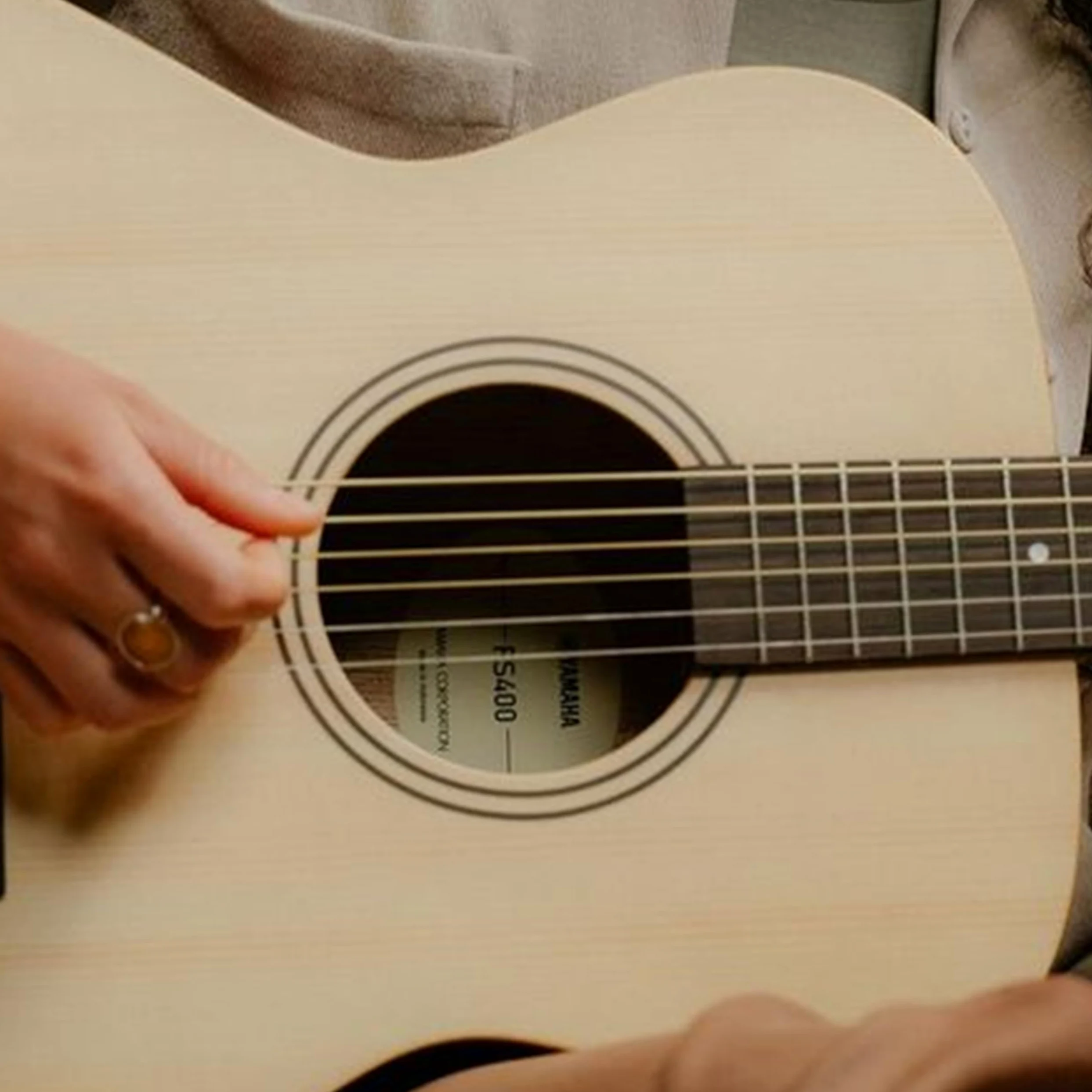 YAMAHA FS400 Guitare Acoustique – Corps Concert Compact, Diapason 25", Espacement des Cordes Réduit, Finition Polyuréthane Ultra-Fine, Design Mat Moderne – Smoky Black