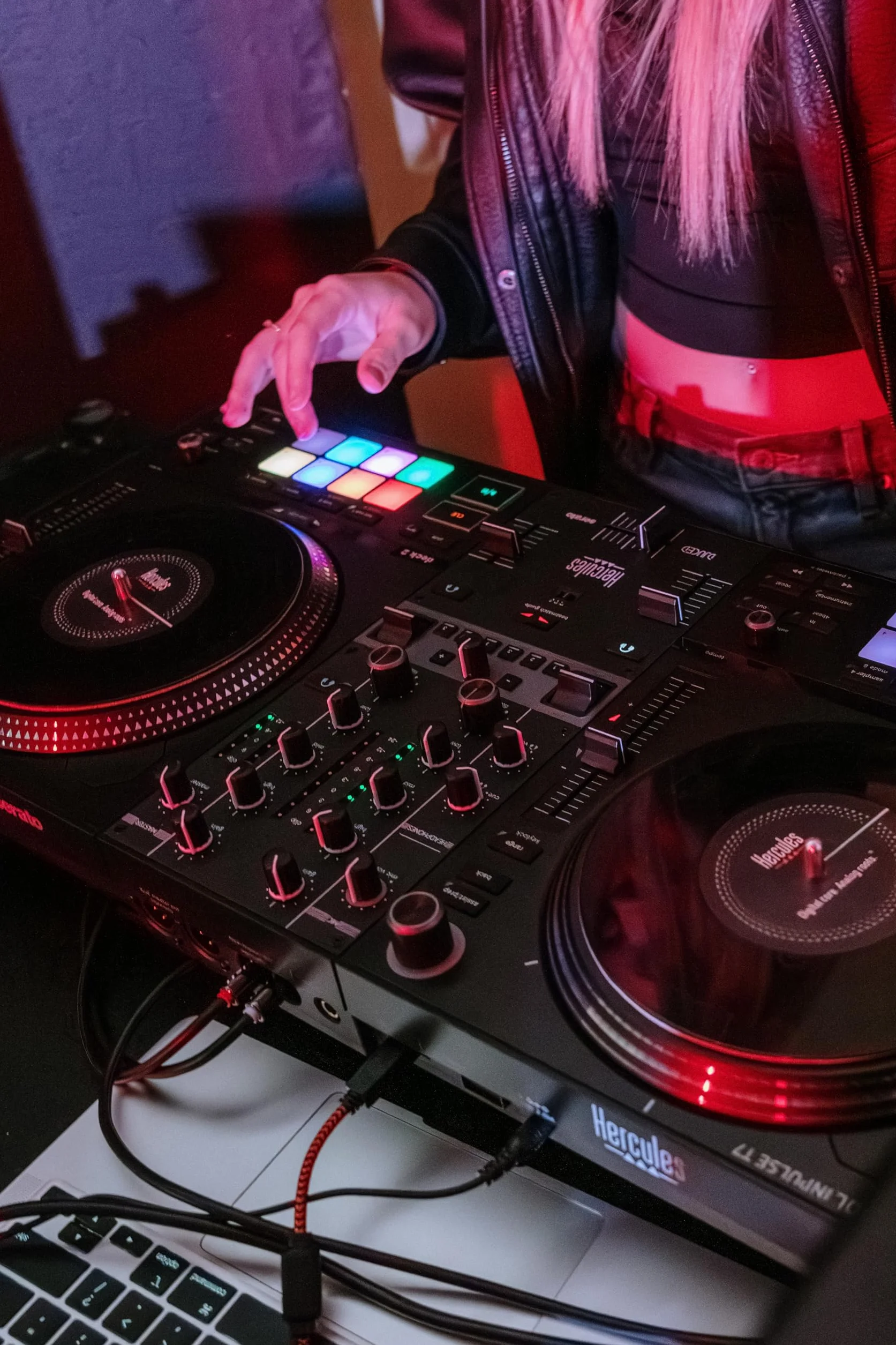 Hercules DJControl Inpulse T7 : Contrôleur DJ Motorisé avec Sensation Vinyle Authentique – Plateaux de 7 Pouces – Contrôle des Stems pour Mashups – Inclus Serato DJ Lite & DJUCED