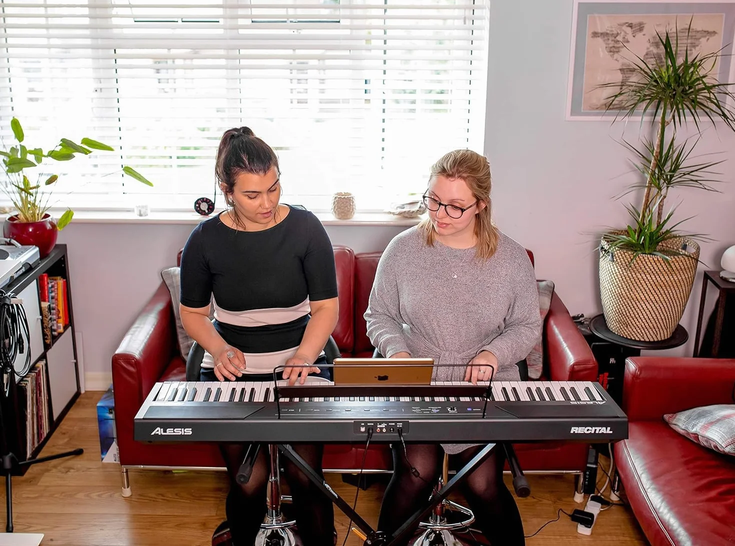 Alesis Recital Piano Numérique 88 Touches Semi-Lestées avec Enceintes Intégrées et Cours Gratuits