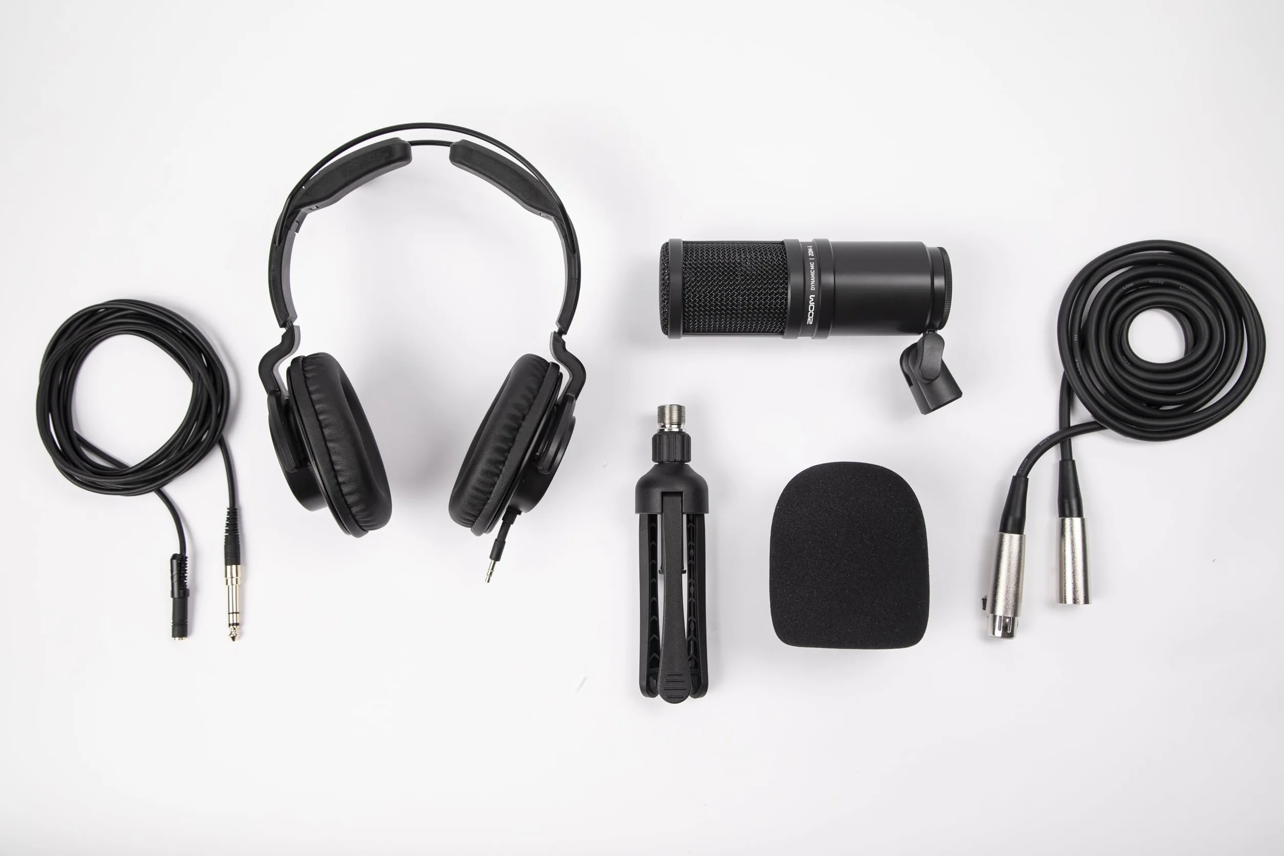 Zoom ZDM-1 Lot de micros pour baladodiffusion, microphone dynamique, casque, trépied, pare-vent, câble XLR, pour l'enregistrement de podcasts
