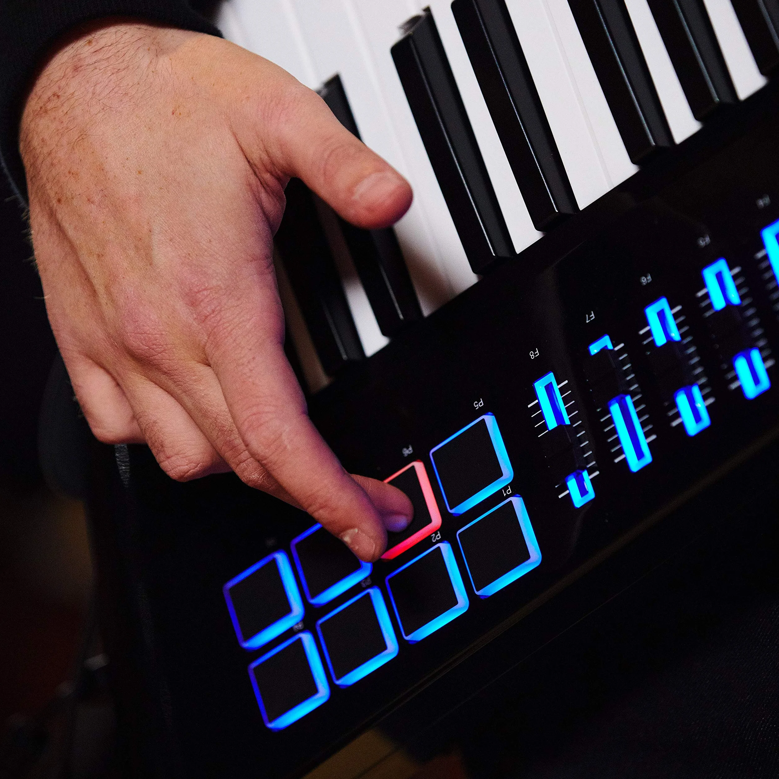 Alesis Vortex Wireless 2 - Keytar Synthétiseur/Clavier Maître Sans-Fil avec Ports USB et MIDI, 37 Touches Taille Piano, 8 Pads Sensibles à la Vélocité et Suite de Logiciels Professionnels
