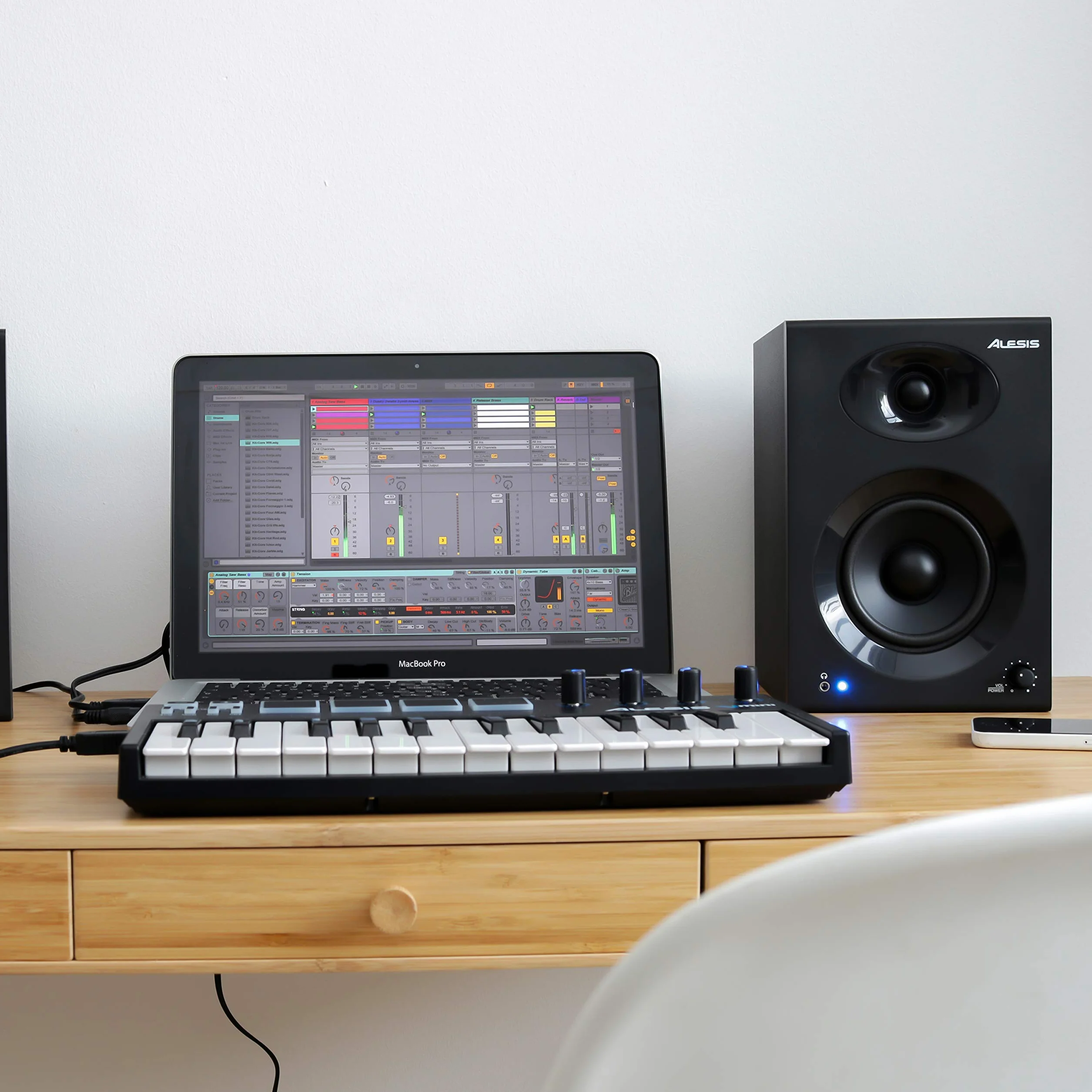 Alesis Elevate 3 MKII - Paire d'Enceintes PC Actives pour Monitoring Studio, Montage Vidéo, Gaming, Musique ou pour les Brancher à Votre Piano Numérique ou Clavier Maître