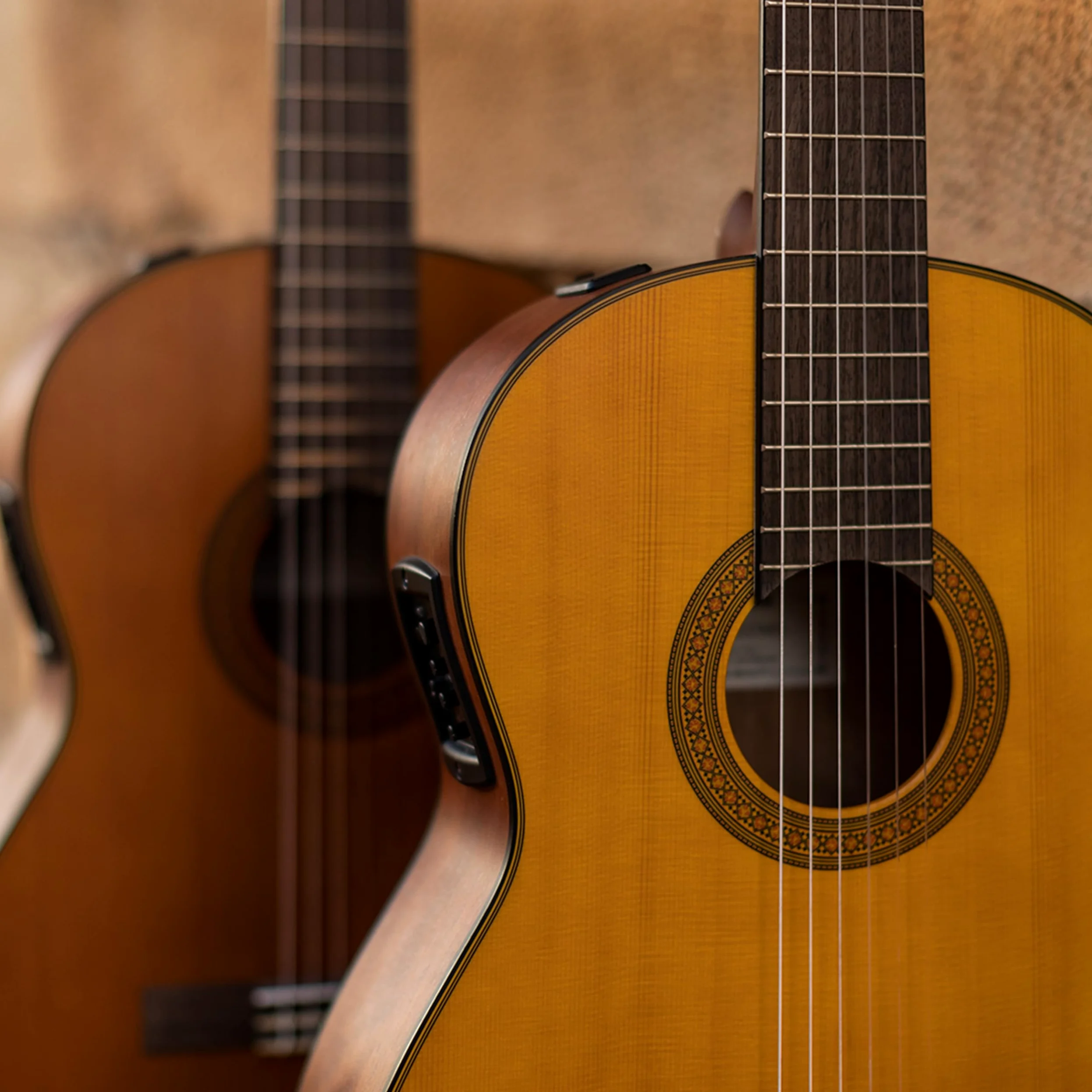 YAMAHA CGX122MC Guitare Classique Électro-Acoustique Taille Standard – Table en Cèdre Massif, Diapason 650 mm, Cordes Nylon, Son Chaud et Riche, Grand Confort de Jeu, Préampli Systèm73