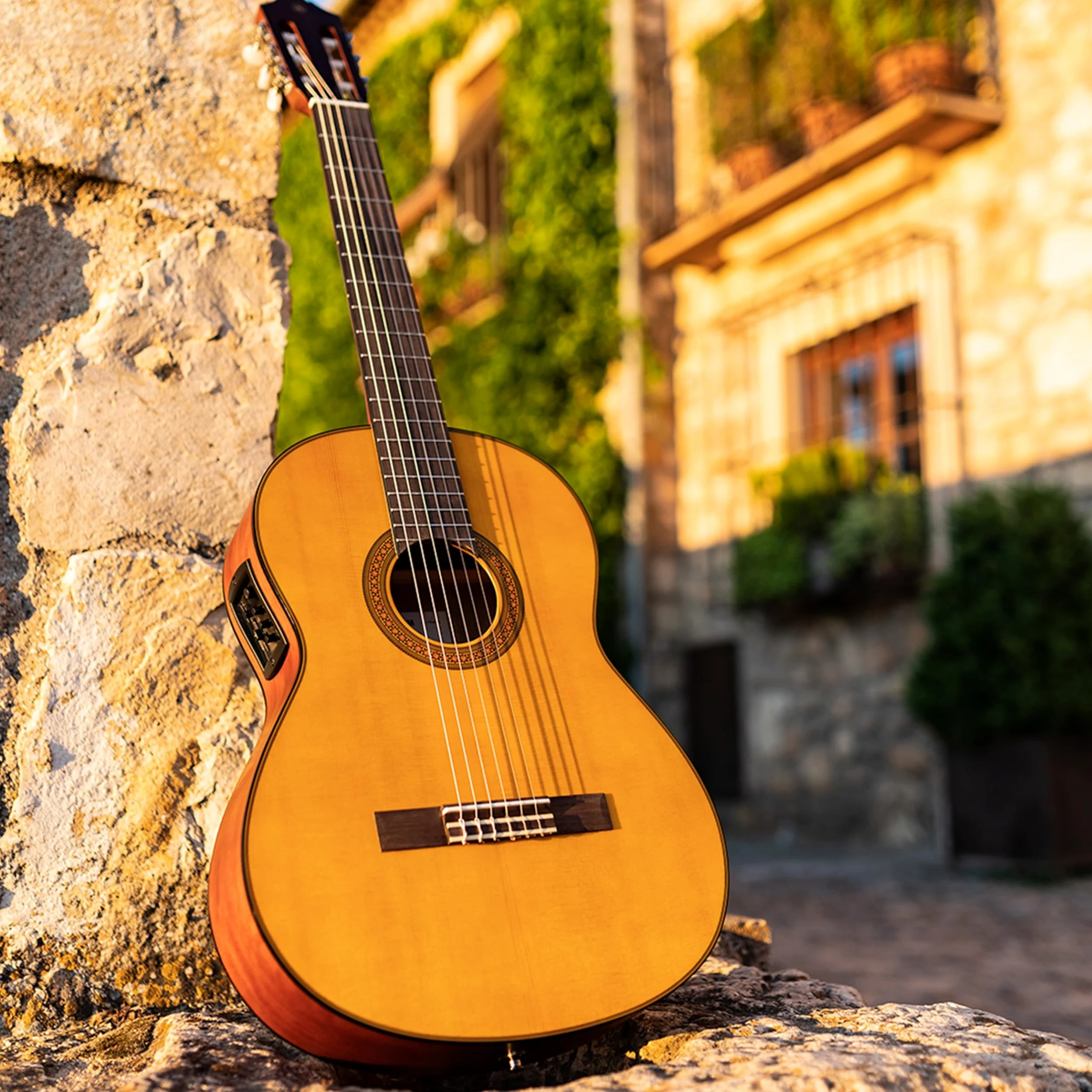 YAMAHA CGX122MC Guitare Classique Électro-Acoustique Taille Standard – Table en Cèdre Massif, Diapason 650 mm, Cordes Nylon, Son Chaud et Riche, Grand Confort de Jeu, Préampli Systèm73