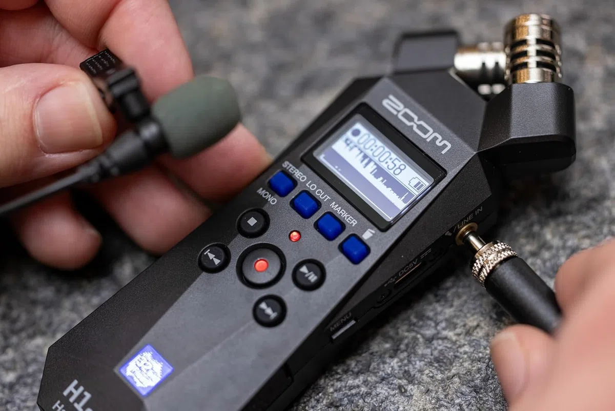 Zoom H1essential Ensemble enregistreur audio portable 2 pistes 32 bits avec APH-1e avec pare-brise poilu, coque rembourrée, adaptateur secteur et câble USB C
