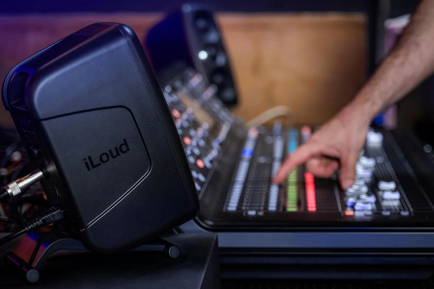IK Multimedia iLoud MTM MKII - Paire de moniteurs de studio compacts haut de gamme de nouvelle génération avec correction ARC intégrée, émulation de haut-parleur, 100W. Micro ARC inclus. Noir
