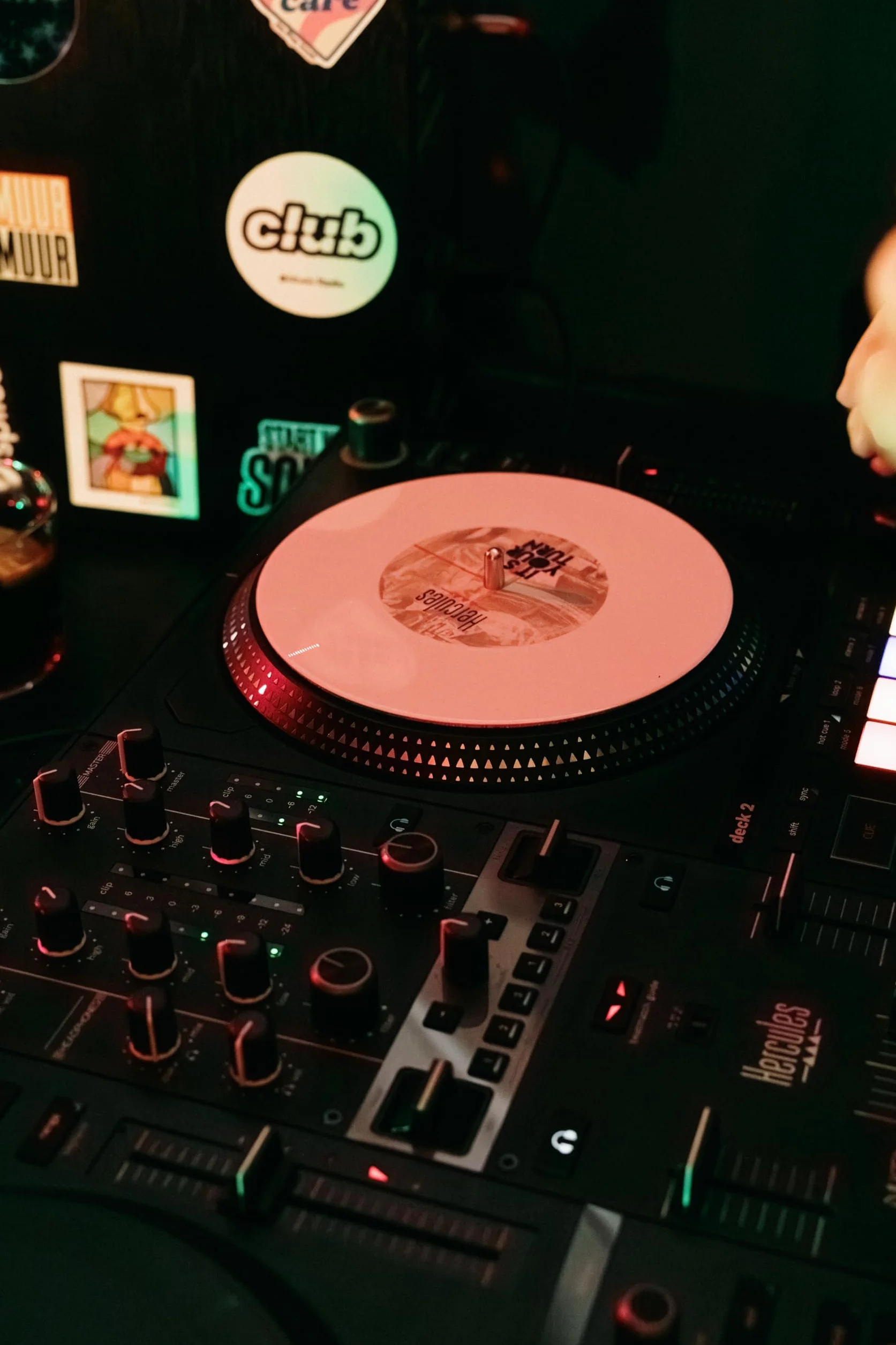 Hercules DJControl Inpulse T7 : Contrôleur DJ Motorisé avec Sensation Vinyle Authentique – Plateaux de 7 Pouces – Contrôle des Stems pour Mashups – Inclus Serato DJ Lite & DJUCED